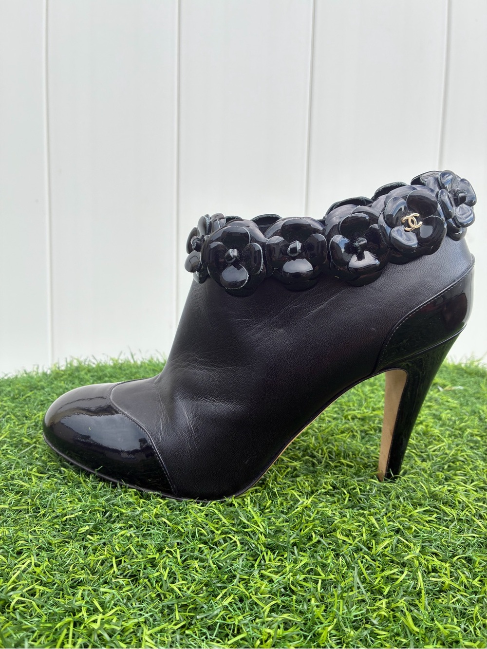 CHANEL CC LOGO CAMELLIA TRIM BLACK PAT. LEATHER & CALF HEELED BOOTIES SZ 38.5